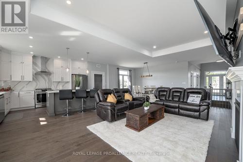 151 Cherrywood Parkway, Greater Napanee, ON - Indoor Photo Showing Living Room