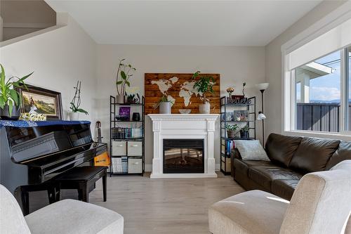 36-1999 15 Avenue, Vernon, BC - Indoor Photo Showing Living Room With Fireplace