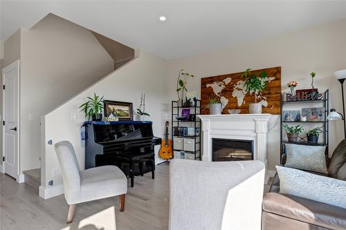 36-1999 15 Avenue, Vernon, BC - Indoor Photo Showing Living Room With Fireplace