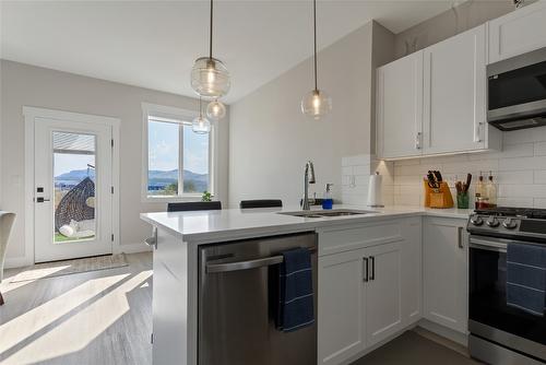 36-1999 15 Avenue, Vernon, BC - Indoor Photo Showing Kitchen With Upgraded Kitchen