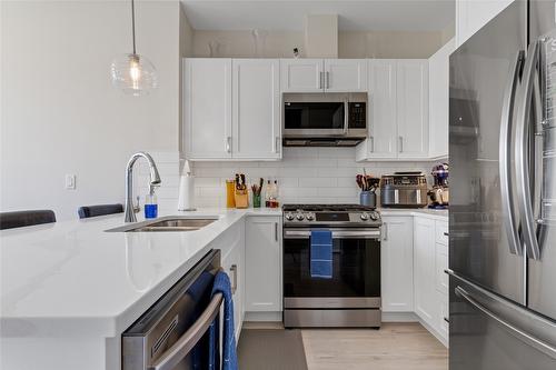 36-1999 15 Avenue, Vernon, BC - Indoor Photo Showing Kitchen With Stainless Steel Kitchen With Double Sink With Upgraded Kitchen