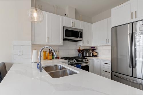 36-1999 15 Avenue, Vernon, BC - Indoor Photo Showing Kitchen With Stainless Steel Kitchen With Double Sink With Upgraded Kitchen