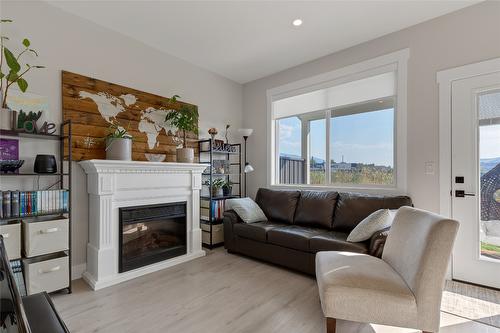 36-1999 15 Avenue, Vernon, BC - Indoor Photo Showing Living Room With Fireplace