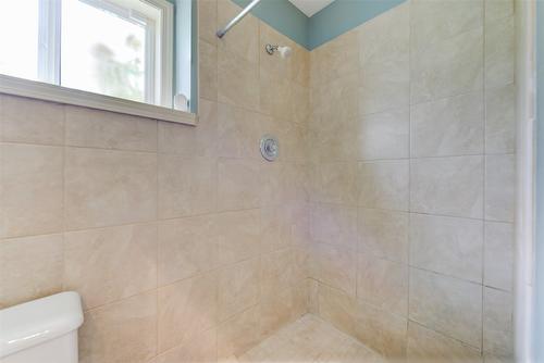 245 Moubray Road, Kelowna, BC - Indoor Photo Showing Bathroom