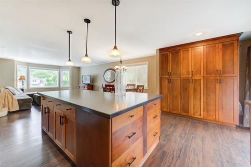 245 Moubray Road, Kelowna, BC - Indoor Photo Showing Kitchen