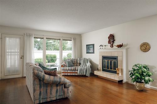 27-2200 Gordon Drive, Kelowna, BC - Indoor Photo Showing Living Room With Fireplace