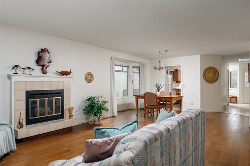 27-2200 Gordon Drive, Kelowna, BC - Indoor Photo Showing Living Room With Fireplace