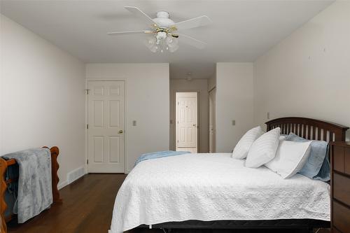 27-2200 Gordon Drive, Kelowna, BC - Indoor Photo Showing Bedroom