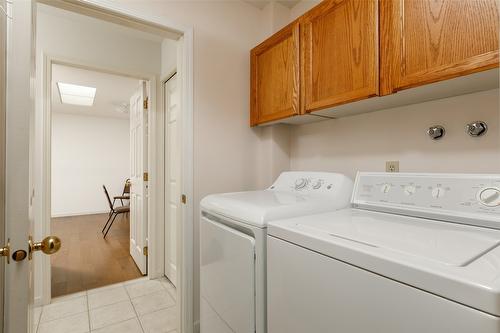 27-2200 Gordon Drive, Kelowna, BC - Indoor Photo Showing Laundry Room