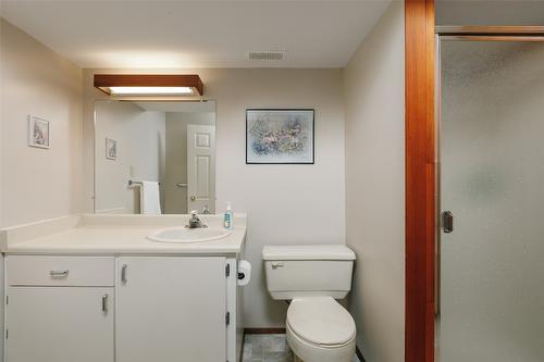 27-2200 Gordon Drive, Kelowna, BC - Indoor Photo Showing Bathroom