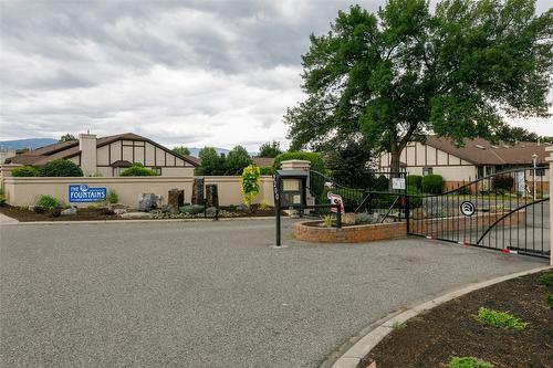 27-2200 Gordon Drive, Kelowna, BC - Outdoor