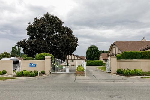 27-2200 Gordon Drive, Kelowna, BC - Outdoor