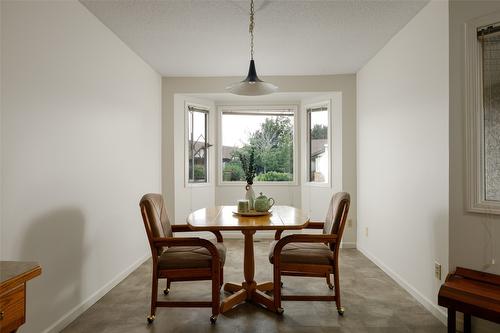 27-2200 Gordon Drive, Kelowna, BC - Indoor Photo Showing Dining Room