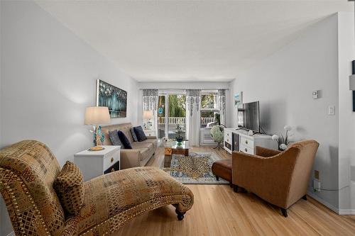 318-575 Sutherland Avenue, Kelowna, BC - Indoor Photo Showing Living Room