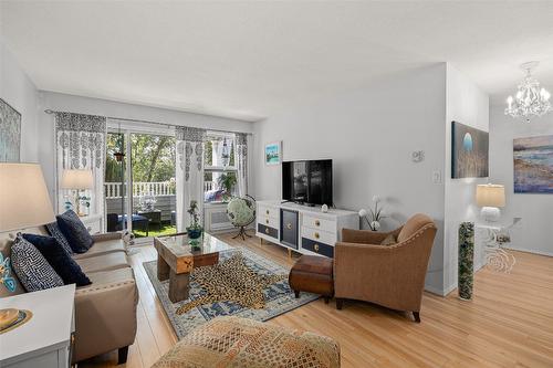 318-575 Sutherland Avenue, Kelowna, BC - Indoor Photo Showing Living Room