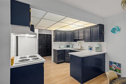 318-575 Sutherland Avenue, Kelowna, BC - Indoor Photo Showing Kitchen With Double Sink