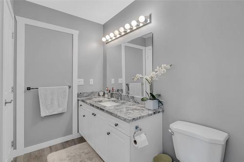 2058 Parsons Road, Kelowna, BC - Indoor Photo Showing Bathroom