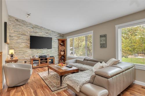 2058 Parsons Road, Kelowna, BC - Indoor Photo Showing Living Room With Fireplace