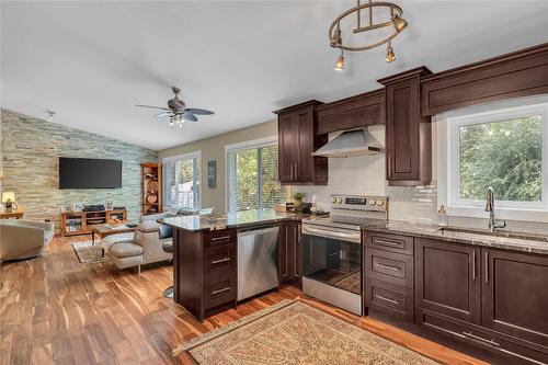 2058 Parsons Road, Kelowna, BC - Indoor Photo Showing Kitchen