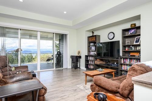 1-5720 Hartnell Road, Vernon, BC - Indoor Photo Showing Living Room