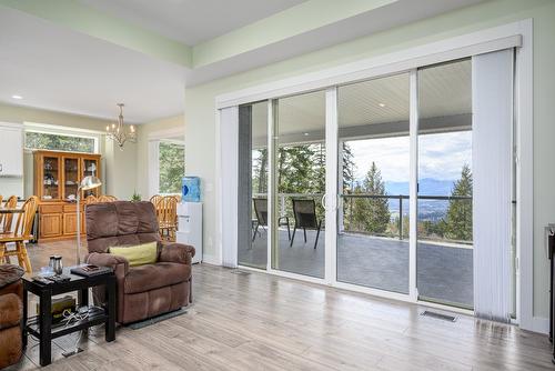 1-5720 Hartnell Road, Vernon, BC - Indoor Photo Showing Living Room