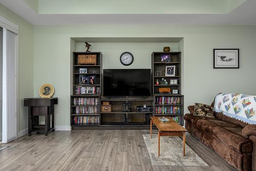 1-5720 Hartnell Road, Vernon, BC - Indoor Photo Showing Living Room