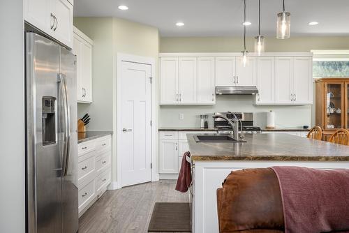 1-5720 Hartnell Road, Vernon, BC - Indoor Photo Showing Kitchen With Upgraded Kitchen