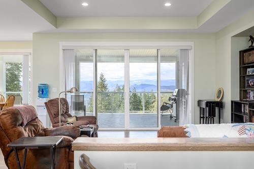 1-5720 Hartnell Road, Vernon, BC - Indoor Photo Showing Living Room