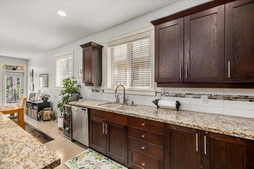 14-2283 Shannon Heights Court, West Kelowna, BC - Indoor Photo Showing Kitchen