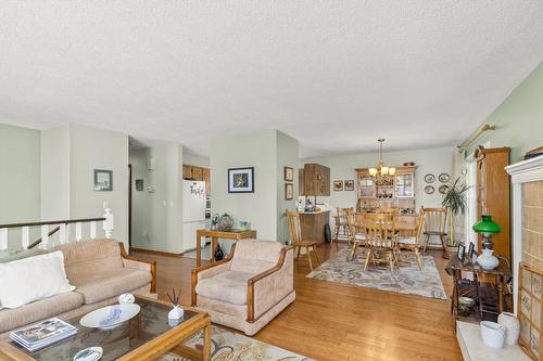 669 Paret Place, Kelowna, BC - Indoor Photo Showing Living Room