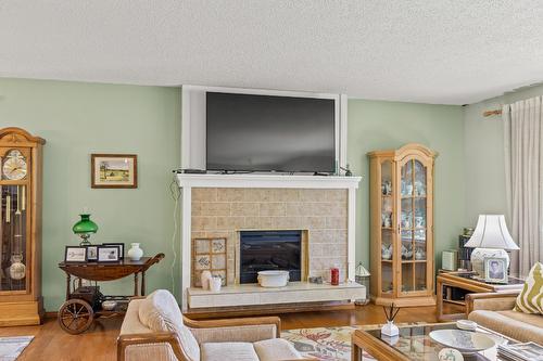 669 Paret Place, Kelowna, BC - Indoor Photo Showing Living Room With Fireplace