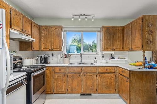 669 Paret Place, Kelowna, BC - Indoor Photo Showing Kitchen With Double Sink