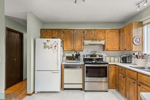 669 Paret Place, Kelowna, BC - Indoor Photo Showing Kitchen