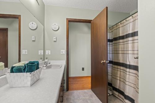 669 Paret Place, Kelowna, BC - Indoor Photo Showing Bathroom