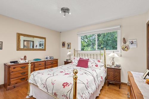 669 Paret Place, Kelowna, BC - Indoor Photo Showing Bedroom