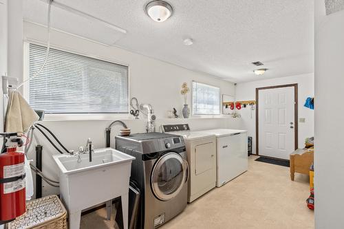 669 Paret Place, Kelowna, BC - Indoor Photo Showing Laundry Room