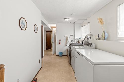 669 Paret Place, Kelowna, BC - Indoor Photo Showing Laundry Room