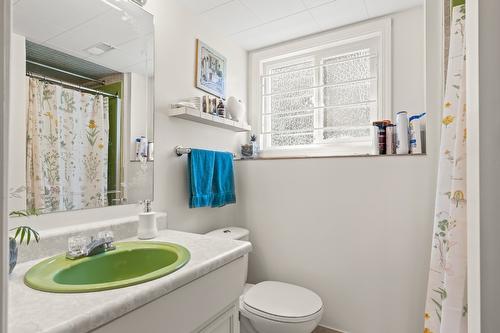 669 Paret Place, Kelowna, BC - Indoor Photo Showing Bathroom