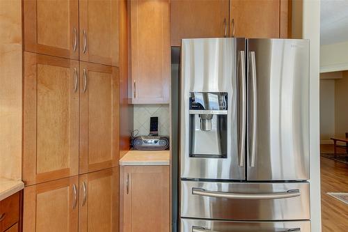 704-1947 Underhill Street, Kelowna, BC - Indoor Photo Showing Kitchen