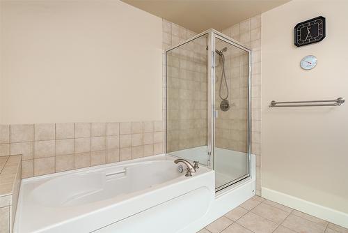 704-1947 Underhill Street, Kelowna, BC - Indoor Photo Showing Bathroom