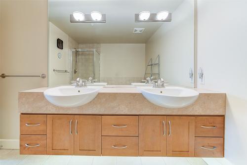 704-1947 Underhill Street, Kelowna, BC - Indoor Photo Showing Bathroom