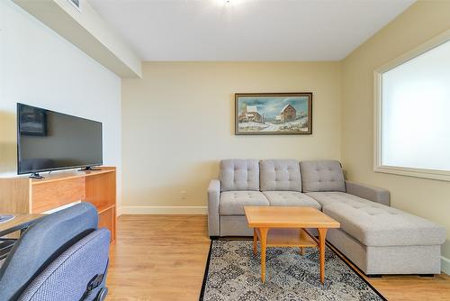 704-1947 Underhill Street, Kelowna, BC - Indoor Photo Showing Living Room