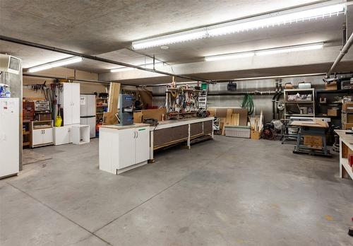 704-1947 Underhill Street, Kelowna, BC - Indoor Photo Showing Garage