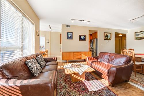 704-1947 Underhill Street, Kelowna, BC - Indoor Photo Showing Living Room