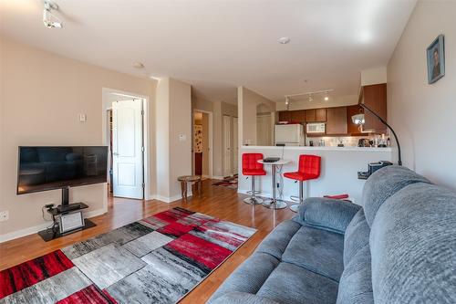 404-7600 Cottonwood Drive, Osoyoos, BC - Indoor Photo Showing Living Room