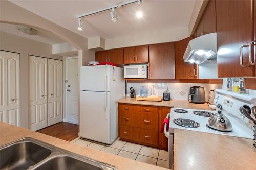 404-7600 Cottonwood Drive, Osoyoos, BC - Indoor Photo Showing Kitchen With Double Sink