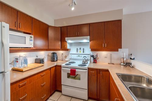 404-7600 Cottonwood Drive, Osoyoos, BC - Indoor Photo Showing Kitchen With Double Sink