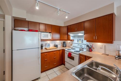 404-7600 Cottonwood Drive, Osoyoos, BC - Indoor Photo Showing Kitchen With Double Sink