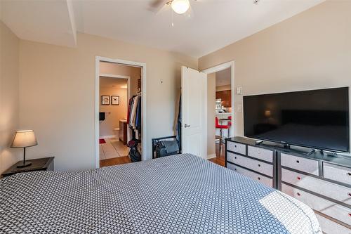 404-7600 Cottonwood Drive, Osoyoos, BC - Indoor Photo Showing Bedroom