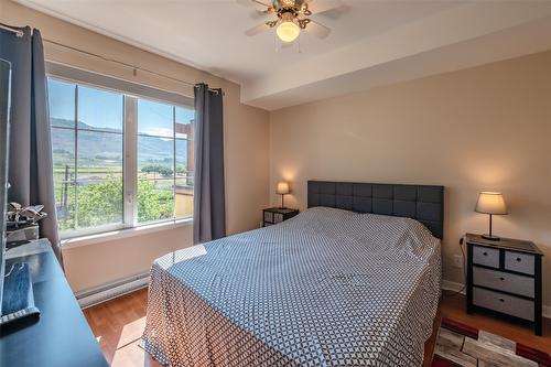 404-7600 Cottonwood Drive, Osoyoos, BC - Indoor Photo Showing Bedroom